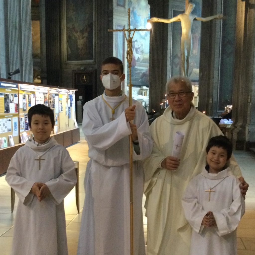 Le père Loc avec les servants de messe