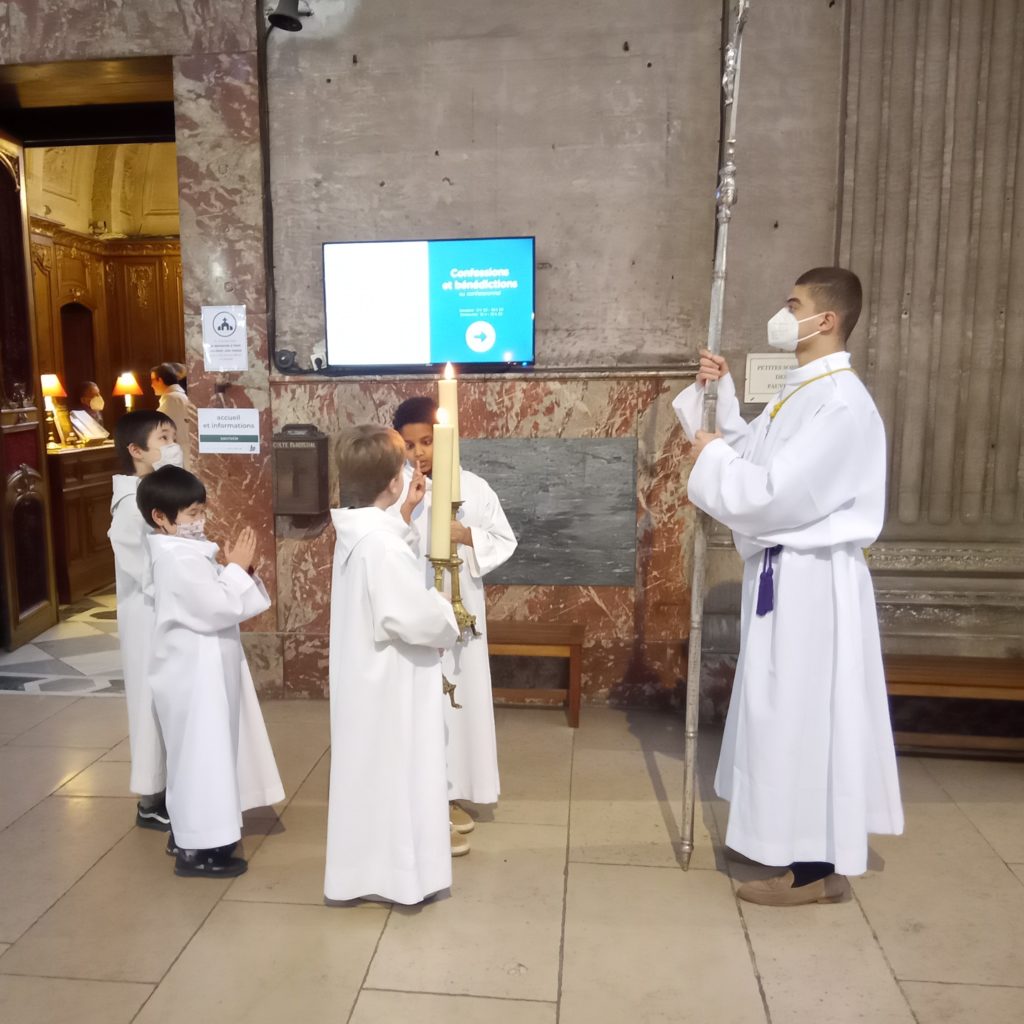 servants de messe procession