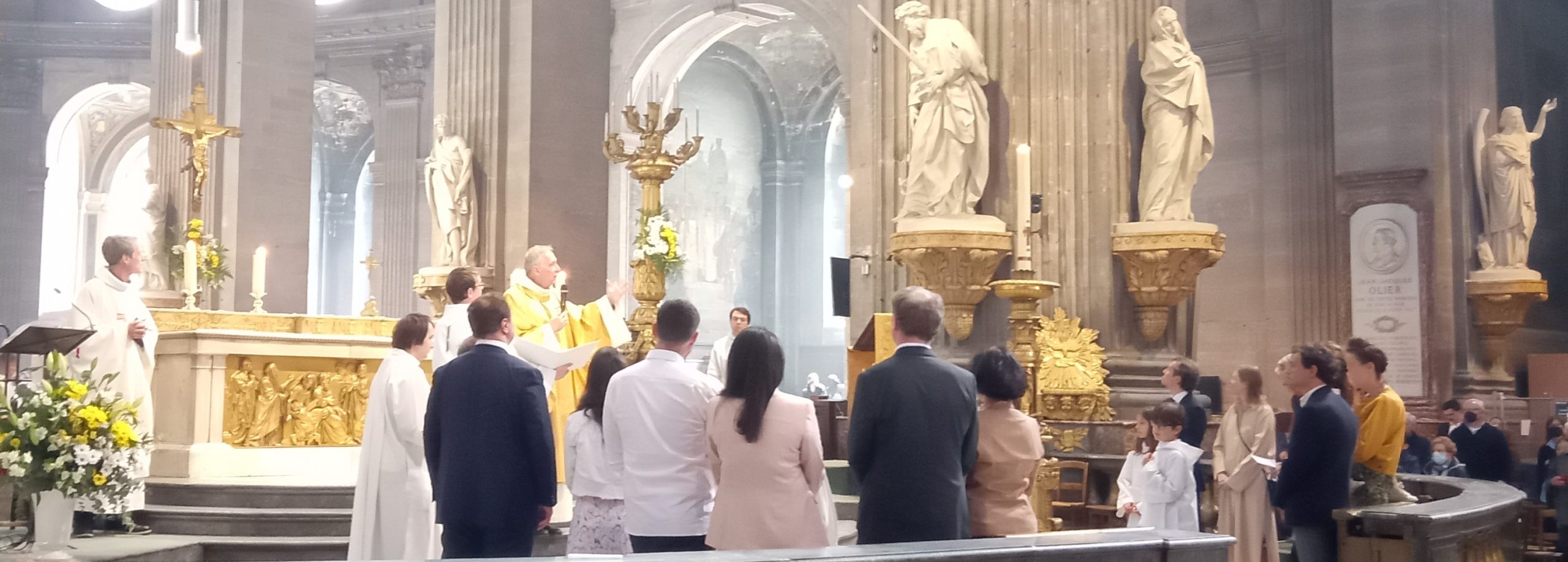 baptême d'enfants d'âge scolaire à l'église Saint-Sulpice