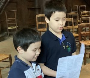 les enfants du catéchisme chantent à la messe