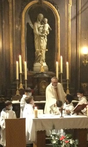 le mot de l’aumonier court les enfants du catéchisme paroissial avec l'aumônier