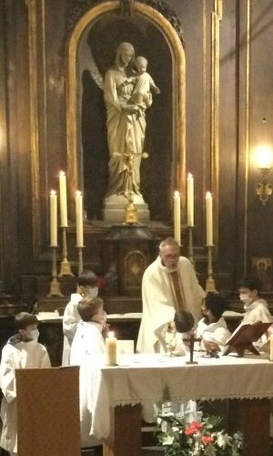 les enfants du catéchisme paroissial avec l'aumônier