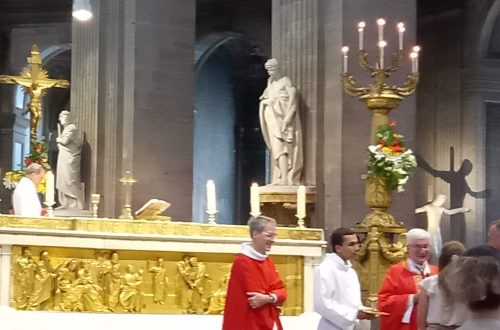 le sacrement de la confirmation donné aux collégiens en 2022 à l'église Saint Sulpice
