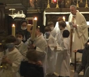 les garçons servent la messe des enfants d